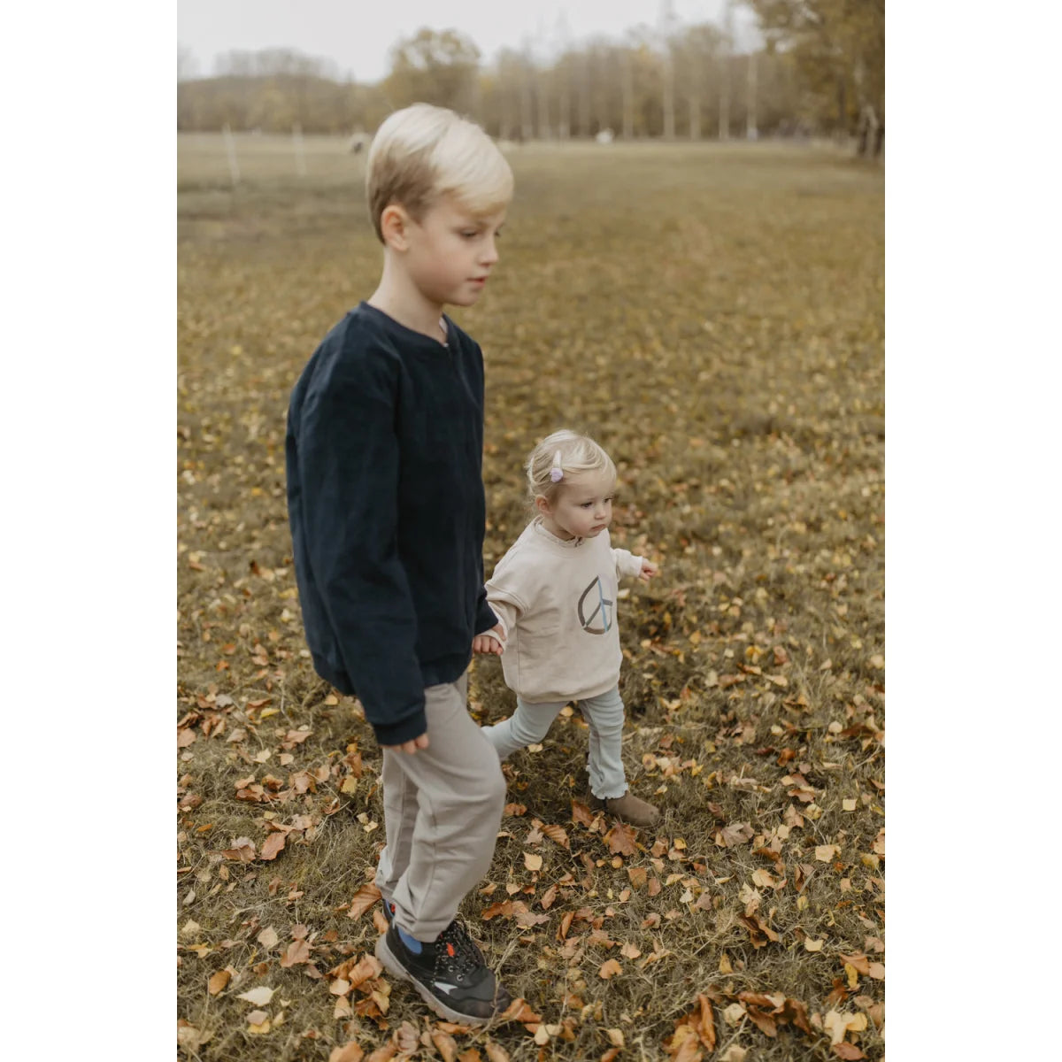 Navyblaues Unisex Oversized Sweatshirt mit Peace-Zeichen, casual getragen