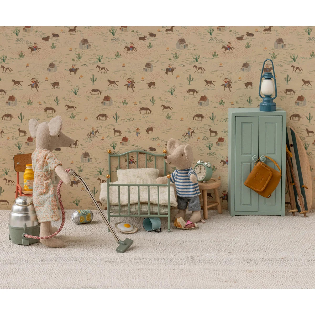 Vintage Bett Maus Minze: Minzgrüner Metallkinderbett mit Goldakzenten und weißer Matratze