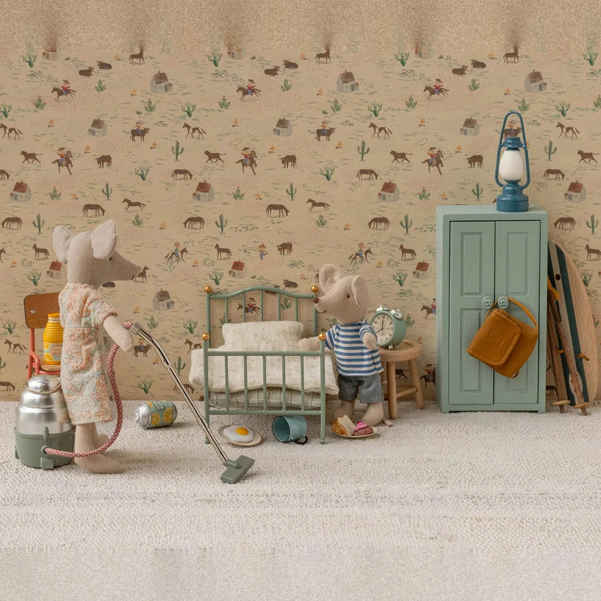Maileg Vintage Bett Maus in Mint: Metallbettchen mit Goldakzenten und weisser Matratze