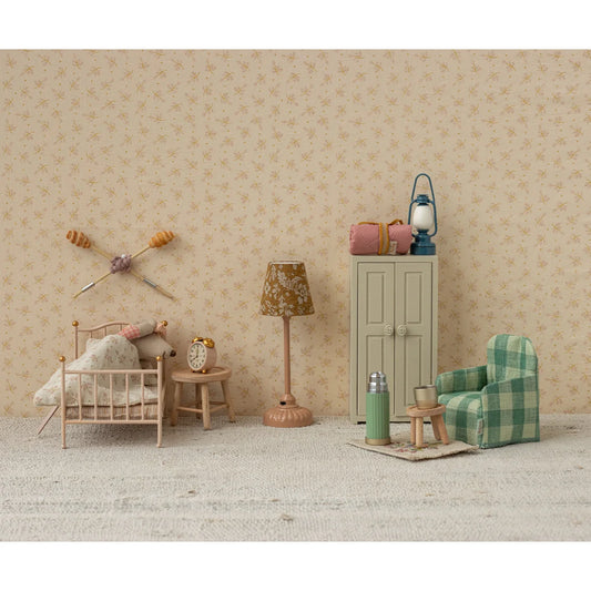 Grün-weißer karierter Sessel Vintage Laterne Maus blau