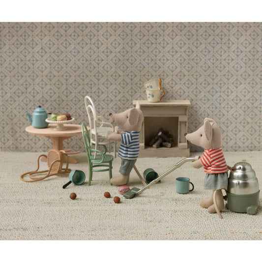 Zwei Plüsch-Mäuse reinigen einen Raum für Vintage Stuhl Maus Creme