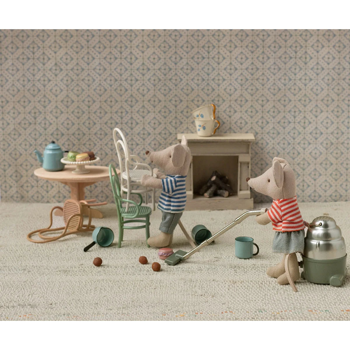 Zwei Plüsch-Mäuse reinigen einen Raum für Vintage Stuhl Maus Creme