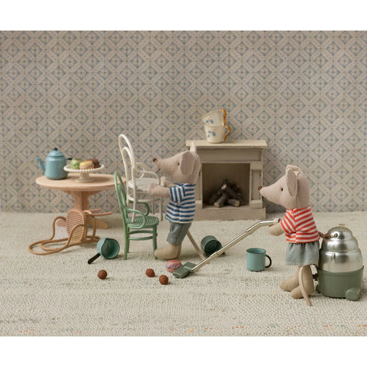 Zwei Plüsch-Mäuse reinigen einen Raum für Vintage Stuhl Maus Creme