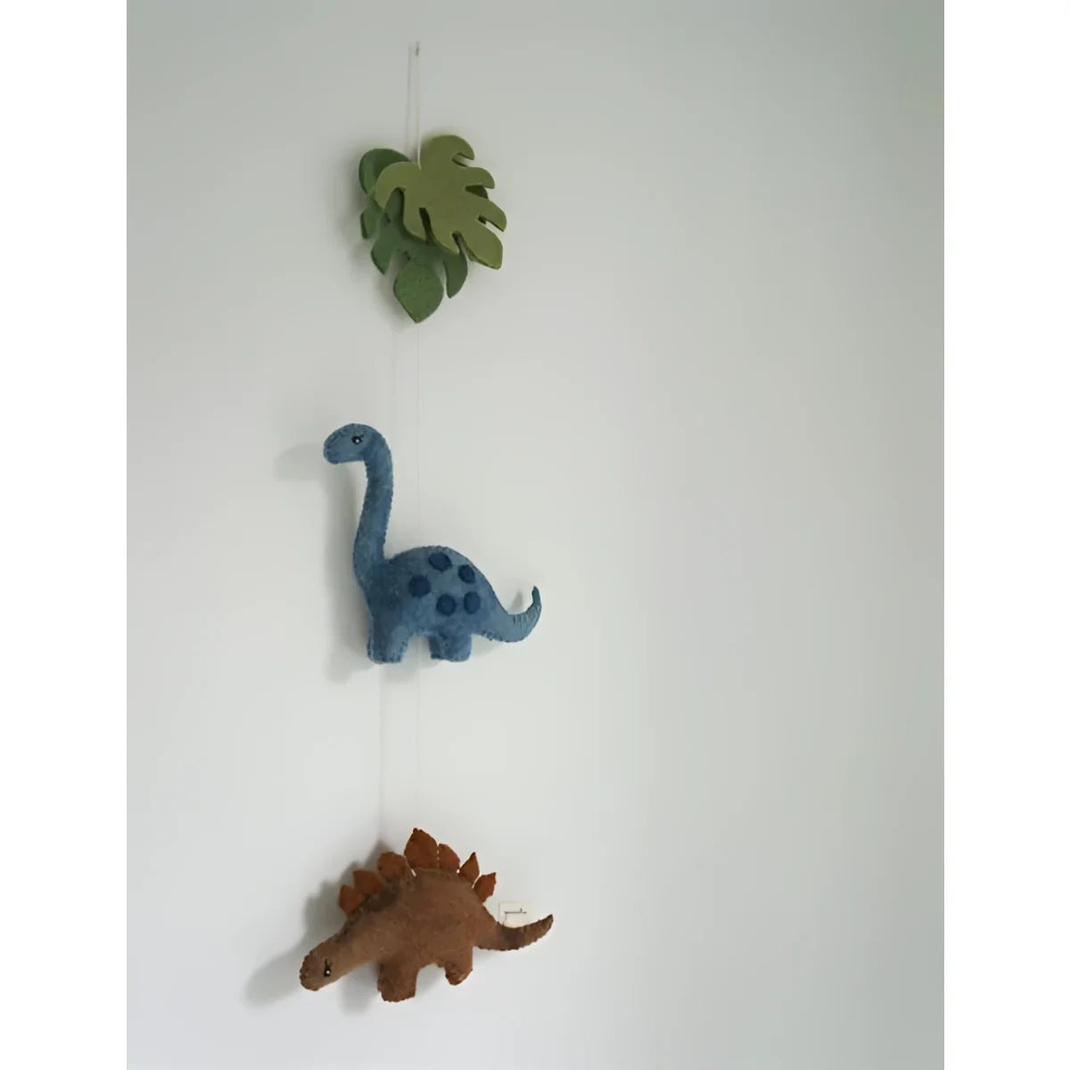 Blauer Filz-Dinosaurier Wandaufhänger mit dunklen Flecken, nachhaltig