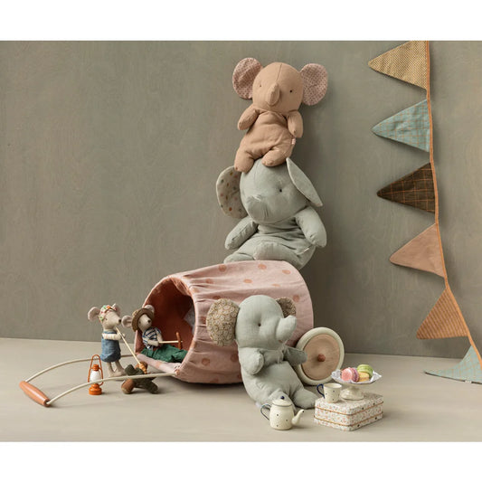 Kollektion von Plüschtieren, Mäusen und Elefanten mit dekorativen Accessoires