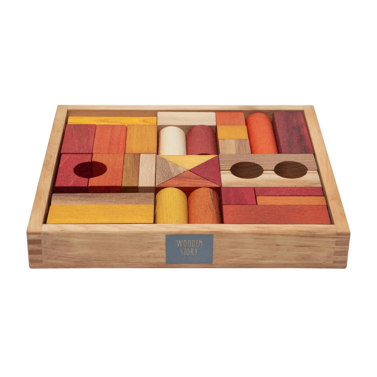 Ein holzbox mit 30 warmen, bunten, handgefertigten bausteinen aus nachhaltigem holz für ökologische baby- & kinderprodukte