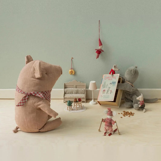 Maileg Weihnachts-Zwillingsmäuse im Buch Kleine Schwester + Bruder