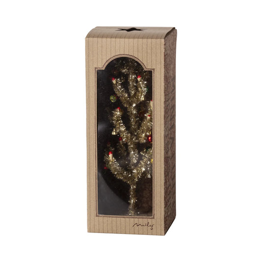 Kleiner goldener Weihnachtsbaum mit roten und grünen Kugeln in beige gestreiftem Karton