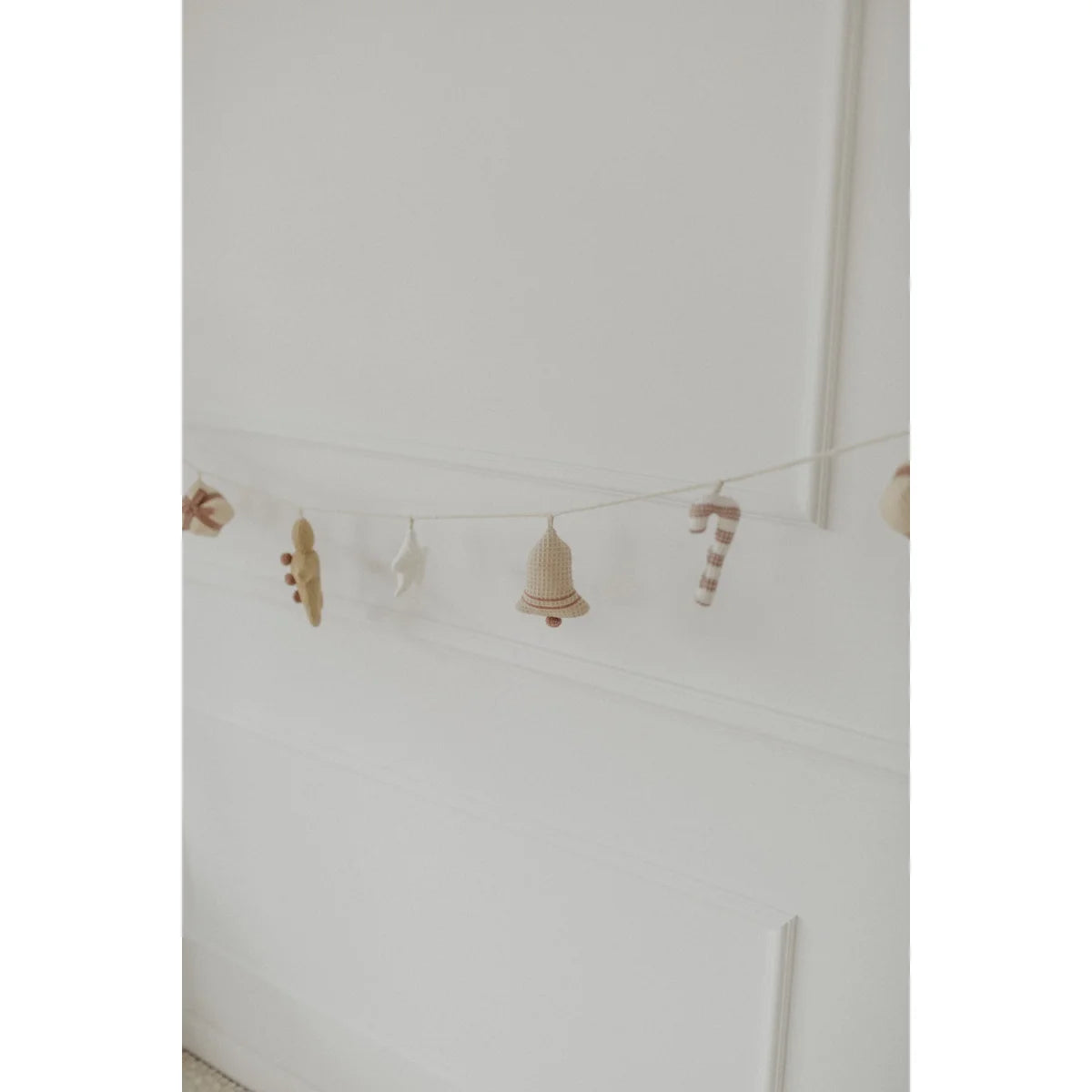 Lichterkette mit hellen Weihnachtsornamenten, Geschenk, Zuckerstange und Glocke