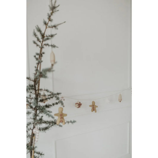 Sparscher Weihnachtsbaum mit Licht Burgunder Weihnachtsgirlande, Zuckermännchen und Stern