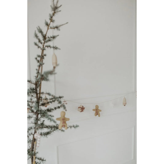 Sparscher Weihnachtsbaum mit Licht Burgunder Weihnachtsgirlande, Zuckermännchen und Stern