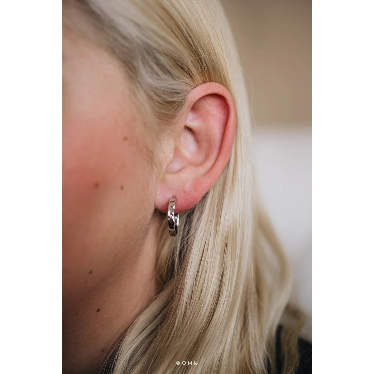 Silberne Odelia Kreolen mit gedrehter Textur und schwarzem Stein