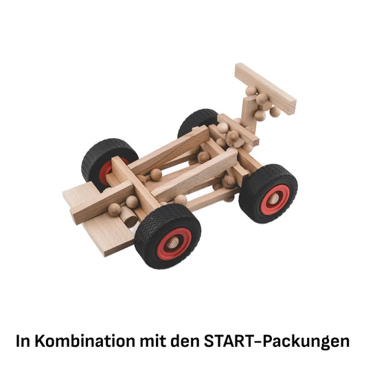 Holzspielzeug-Rennwagen mit schwarzen Reifen, roten Felgen und Perlen