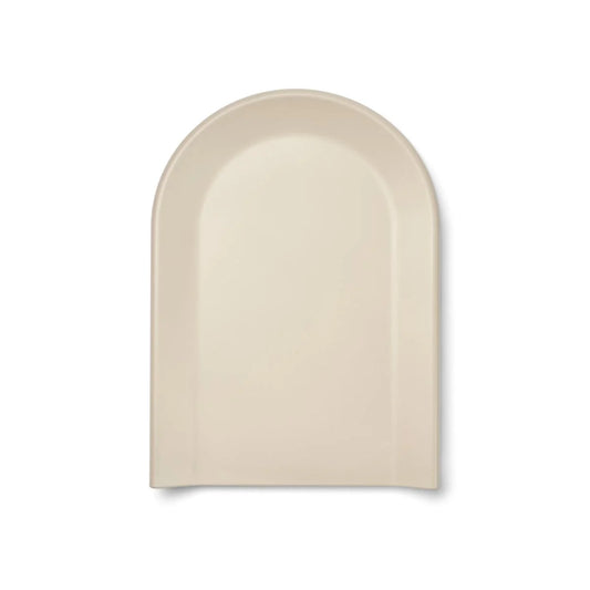 Minimalistische cremefarbene Bogenablage mit erhöhten Rändern für Wickelauflage Cille Sandy