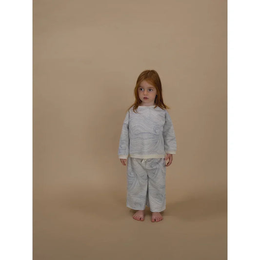 Kleinkind in hellblauer und weiß gestreifter langärmliger Oberteil und passende Hose