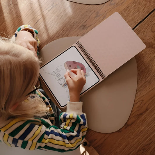 Wiederverwendbares pinkfarbenes wassermalbuch spiralgebunden mit pilzillustration und fahrzeuge thema