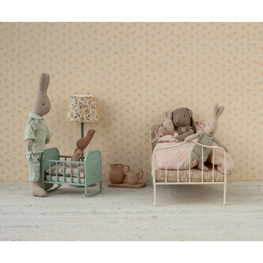 Wiege My Blau minze: Pastellgrüner Metall-Kinderbett mit Muster-Matratze und Schaukelmechanismus