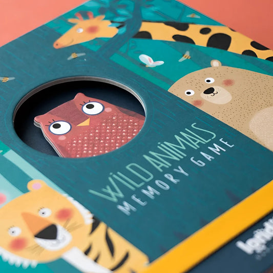 Rotes, texturiertes Eulen-Karte lugt durch Loch in Wild Animals Memory Game Box