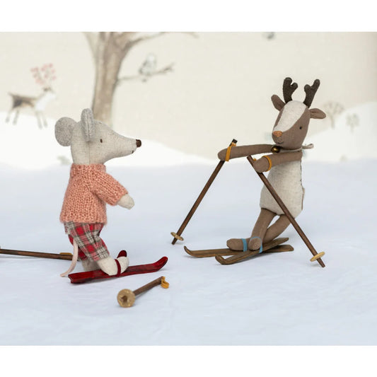 Gestopfter Maus und Rentier beim Skifahren, Produkt Wintermaus mit Skiset Grosse Schwester