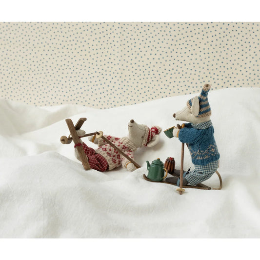 Zwei Spielzeugmäuse genießen eine winterliche Teepause mit Skiset bei Mama Rot