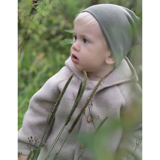Junger Junge mit grauem Beanie und beiger Kapuzenjacke in Sandmelange