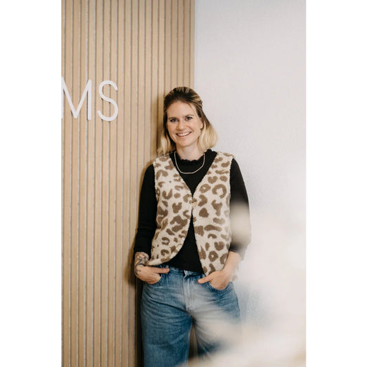 Frau trägt Leo Teddy Weste und blaue Jeans, cooles Outfit für den Alltag