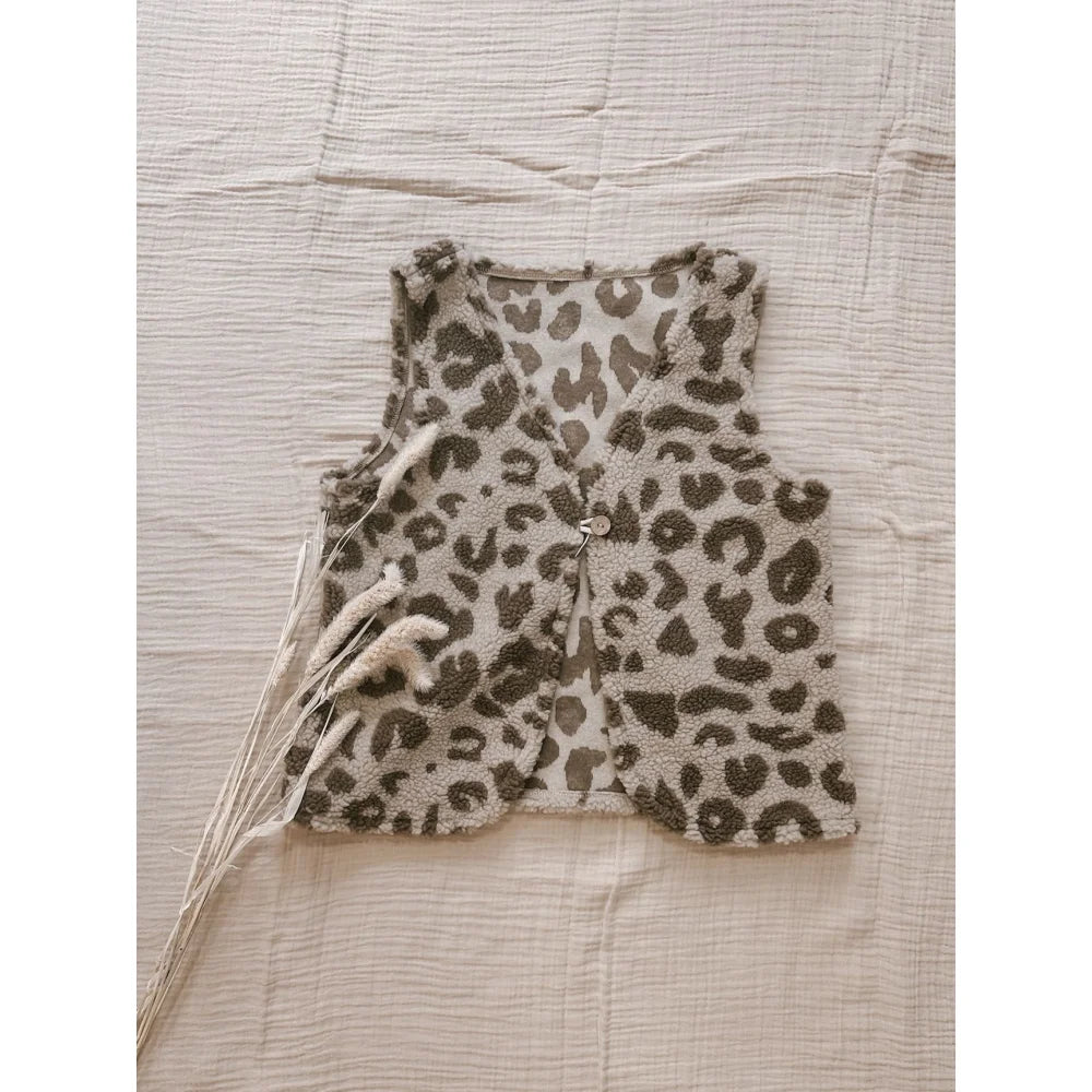 Cream und braun leo teddy weste mit einknopfverschluss, flauschiger Look