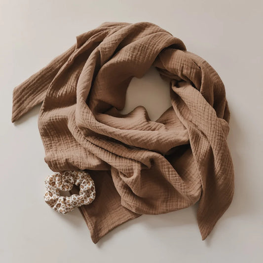 Beige Musselin Halstuch mit floralem Brosche, elegant in Kreisform arrangiert