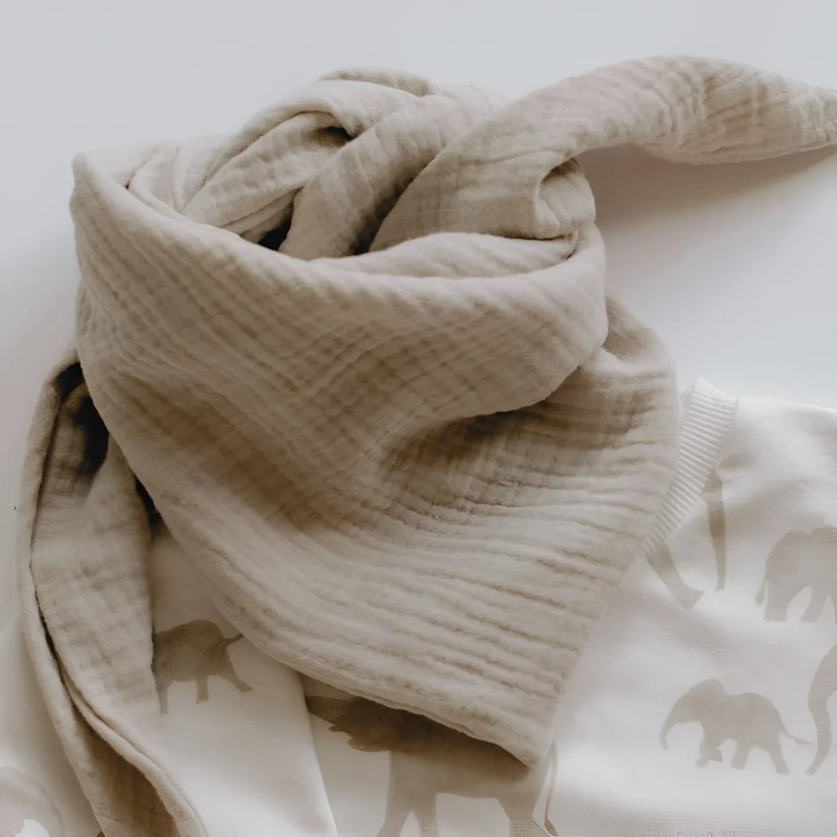 Beige Musselin Halstuch mit dezentem Elefantenmuster für Damen