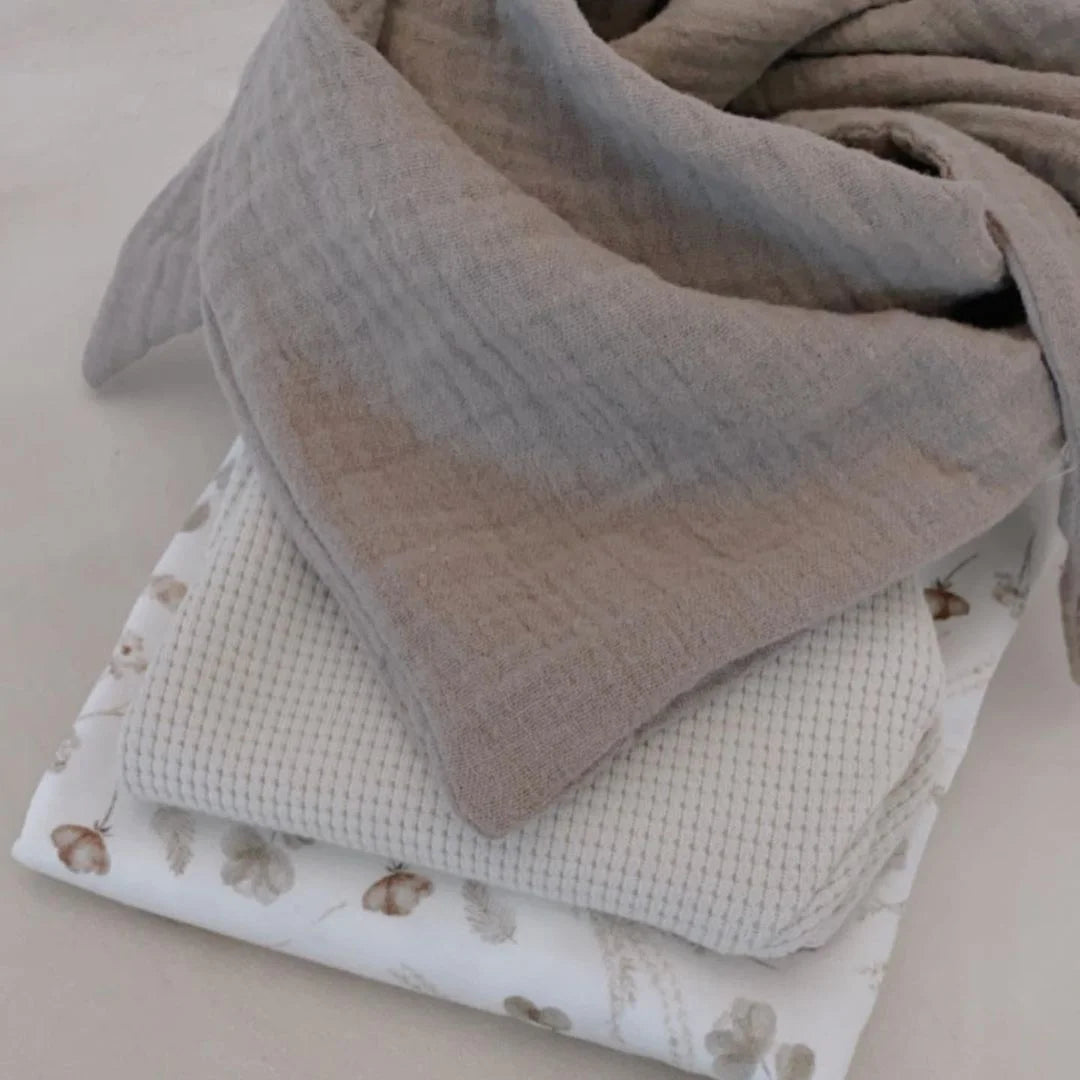 Stapel gefalteter Stoffe in neutralen Tönen für Women Musselin Halstuch in Olive