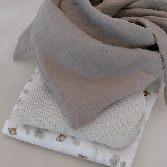 Stapel gefalteter Stoffe in neutralen Tönen für Women Musselin Halstuch in Olive