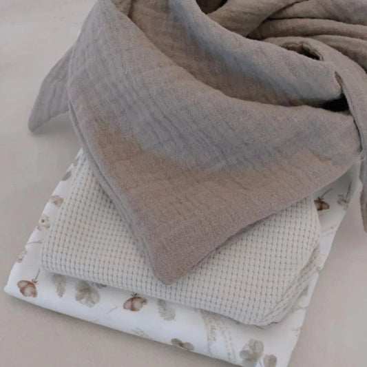 Stapel gefalteter Stoffe in neutralen Tönen für Women Musselin Halstuch in Olive