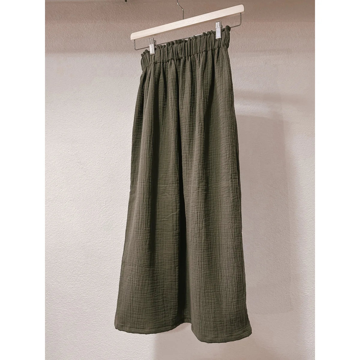 Olivengrüne, weit geschnittene Hose mit elastischem Bund für Damen Musselin Rock lang