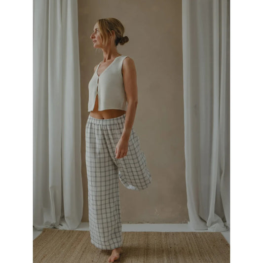 Frau in casual Leinenanzug trägt navyfarbene Weitbein-Hosen aus dem Produkt Women’s Check Wide Leg Pants Navy Window