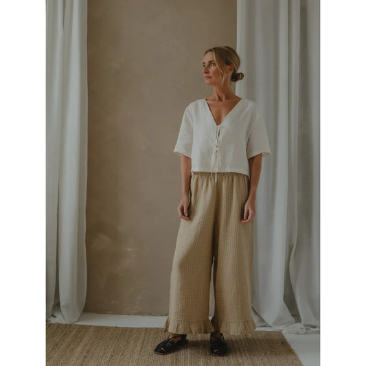 Frau trägt weiße Top und beigetöne Culottes, Women’s Grid Check Frill Pants Wheat