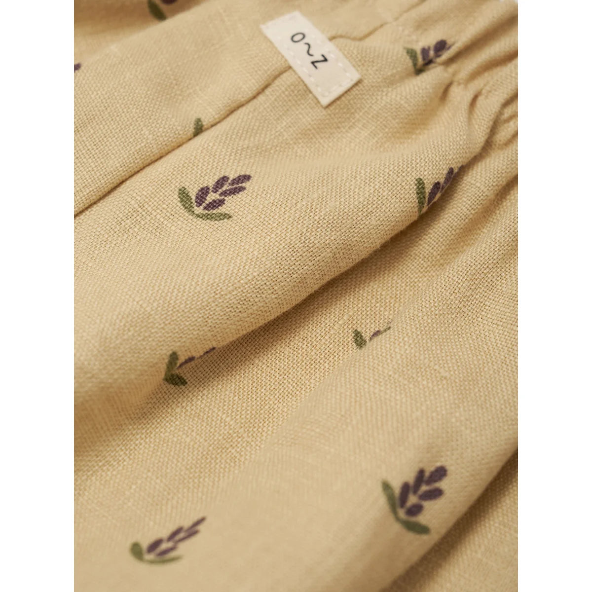 Beige leinen shorts für damen mit zartem lavendelzweigmuster und grünen stielen