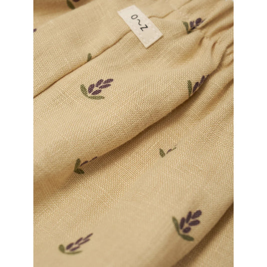 Beige leinen shorts für damen mit zartem lavendelzweigmuster und grünen stielen