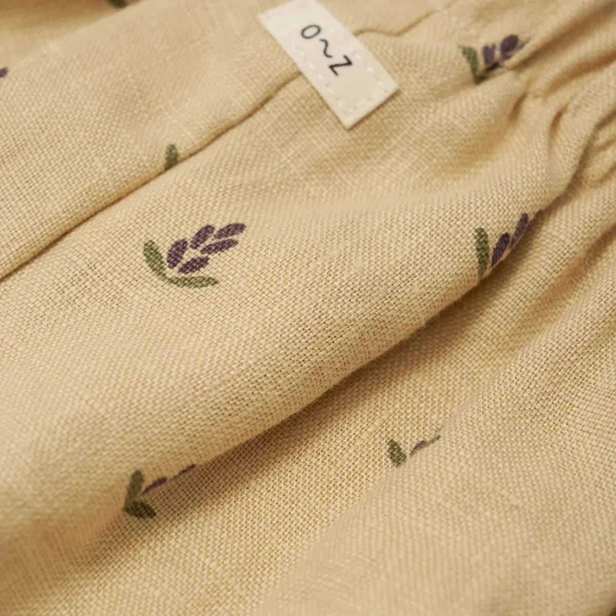 Organic Zoo Women's Lavender Skirt, Detailansicht des Stoffs mit Lavendelmuster und Etikett