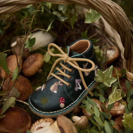 Dunkelgrüner Leder-Kinderschuh mit hellbraunen Schnürsenkeln und Naturmotiven