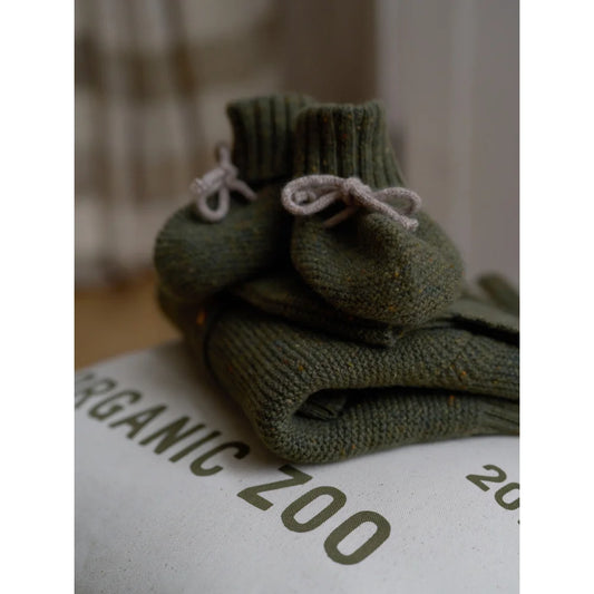 Gefaltete grüne gestrickte Babybekleidung mit Booties für Wool Booties Forest