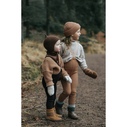 Zwei Kinder in warmer Herbstkleidung auf einem Weg mit Wooly Footless Strumpfhosen