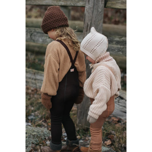 Zwei Kinder in herbstlicher Kleidung mit Wooly Footless Strumpfhosen in Espresso Braun