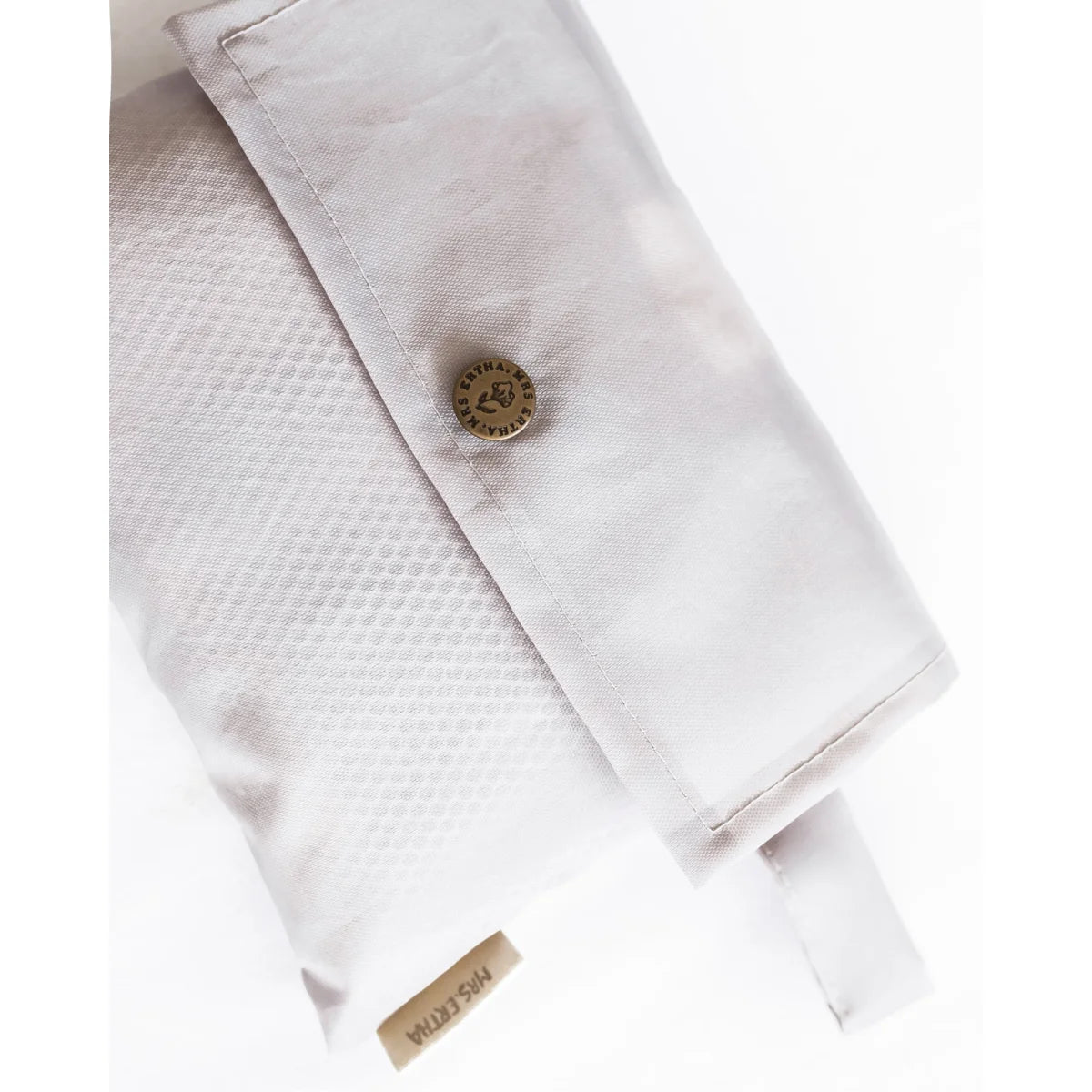 Weiße Stoffmanschette mit dekorativem Knopf am XL Strandtasche Meshies in Elfenbein