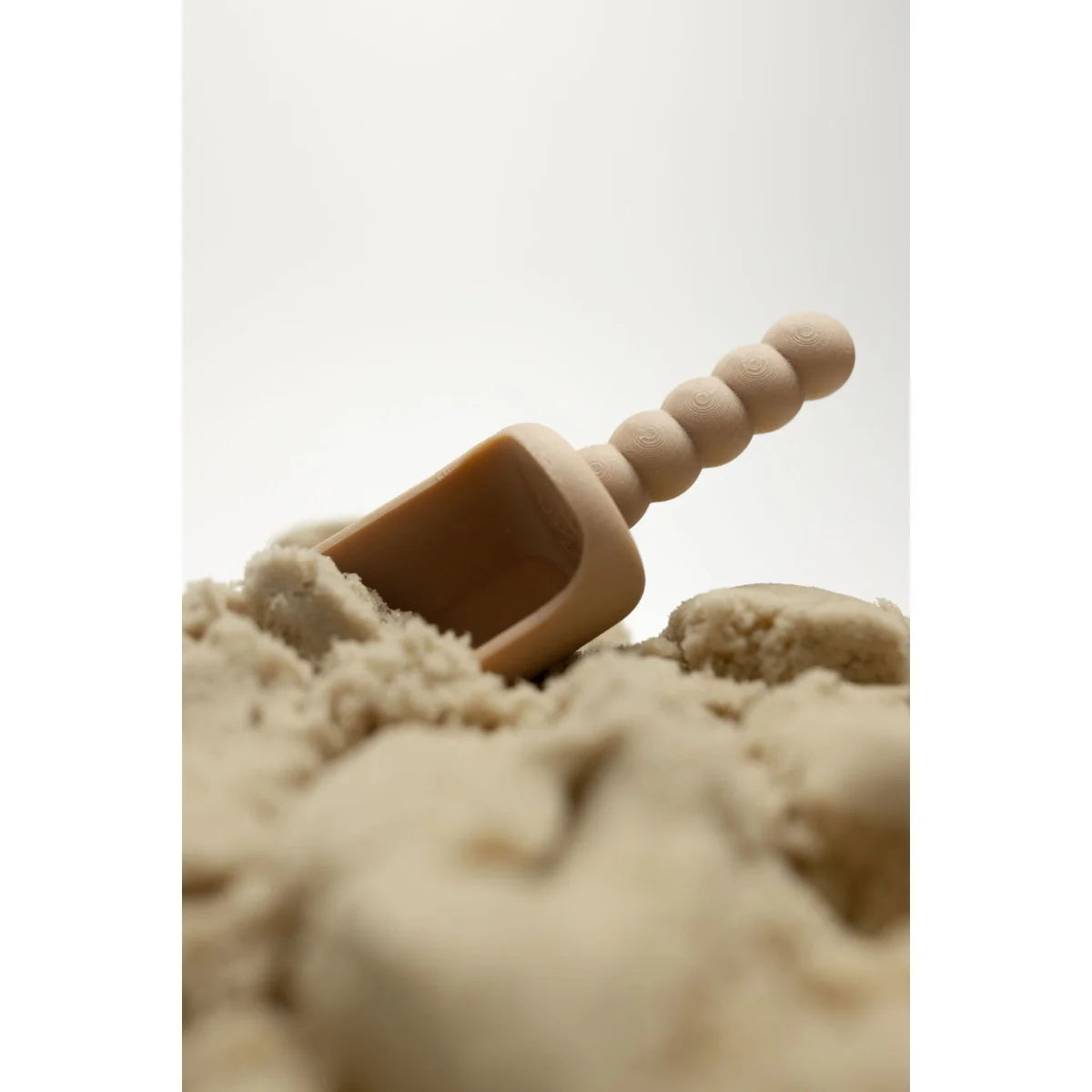 XL-Spielschäufelchen Holzspielzeug im Sand steckend für Kinder Spielzeug