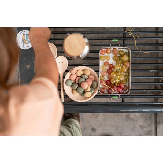 Holzschüssel mit bunten, runden Pastellbonbons aus Yummy