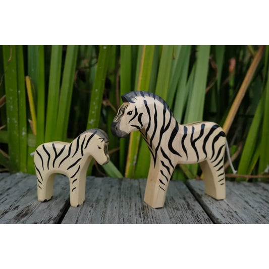 Zwei Holz-Zebrafiguren, Erwachsener und Fohlen, mit schwarzen Streifen und grauen Mähnen