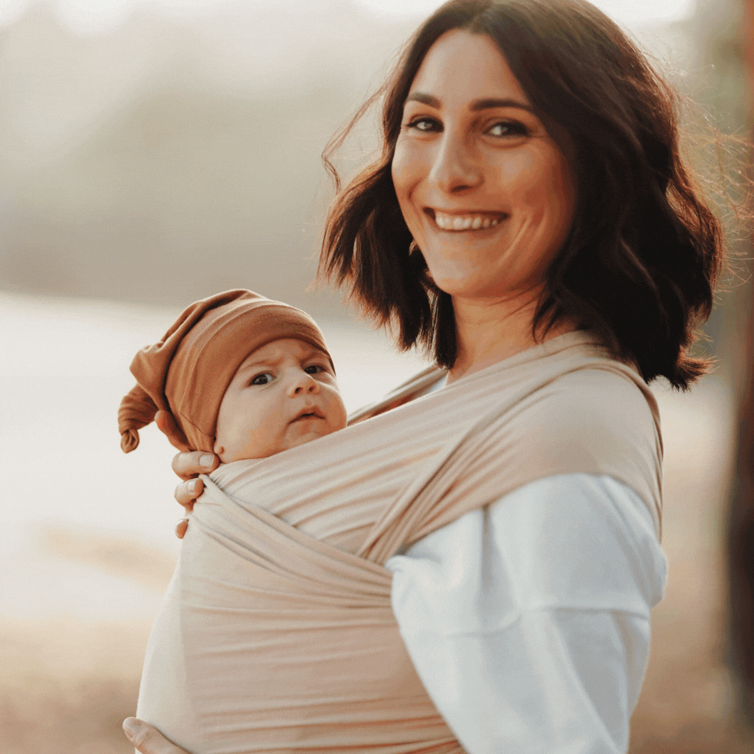 Beige gewebte babytrage aus weichem, dehnbarem stoff mit sanften falten für die baby erstausstattung checkliste