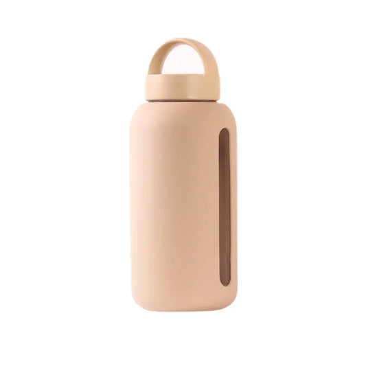 Beige Wasserflasche mit Griff für die Familie in einem Artikel über BINK Day Bottles.