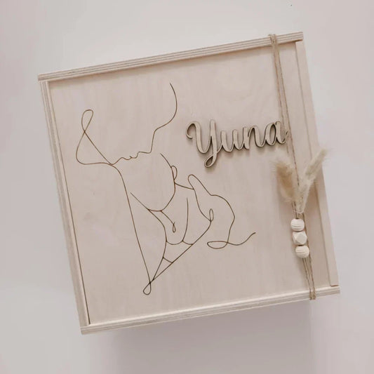 Einfache Linienzeichnung einer liegenden Figur mit dem Wort Yuna in einem weißen Rahmen.
