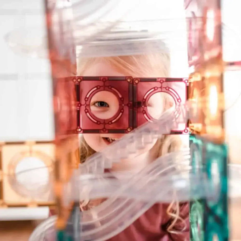 Rote geometrische Goggles mit runden Gläsern, verdeckt von weißem Rauch.